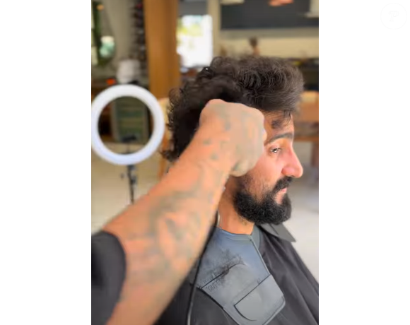 Renato aparece com os cabelos mais curtos, mas mantém a barba comprida. E a escolha faz bastante sentido porque Heitor surgirá na novela com aparência de andarilho, depois de passar anos longe da família.