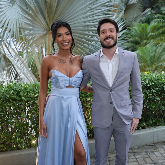 Pocah e o noivo, Ronan Souza, no casamento de Lexa e Ricardo Vianna
