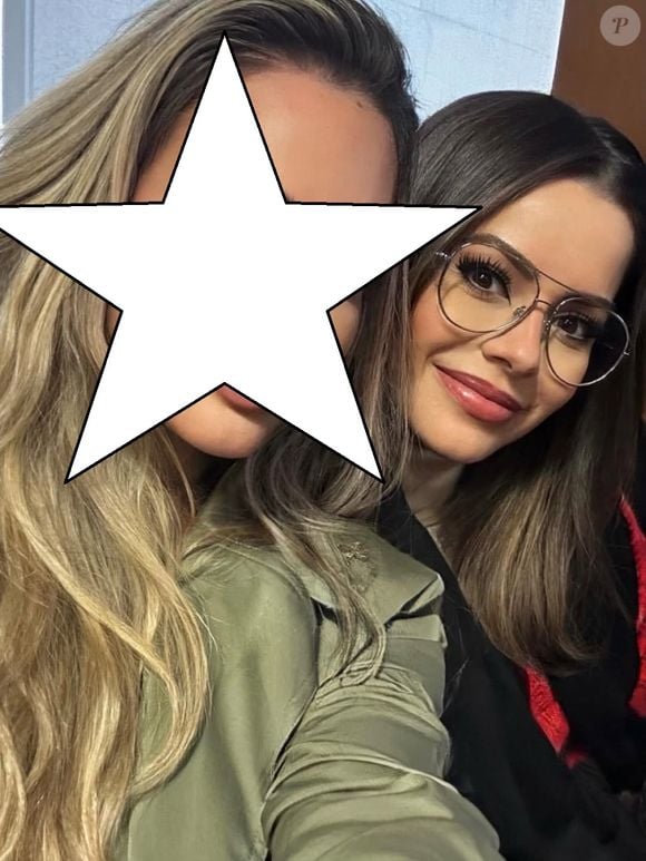 Sandy foi tietada por uma médica nos bastidores do evento. Na foto, a popstar aparece com lábios mais carnudos, o que levantou debates sobre um possível preenchimento