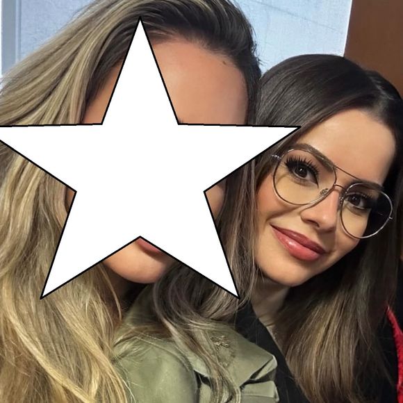 Sandy foi tietada por uma médica nos bastidores do evento. Na foto, a popstar aparece com lábios mais carnudos, o que levantou debates sobre um possível preenchimento