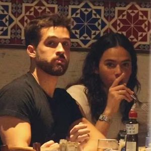 Flagrados com o mesmo anel, Bruna Marquezine e João Guilherme levantam suspeitas de aliança de compromisso para selar a volta do namoro
