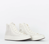 O Chuck 70 Hi aparece na cor branca, com cano alto, bico arredondado, fechamento frontal por amarração, palmilha com logo e aplicações de cristais Swarovski, criando uma versão glamourosa do clássico