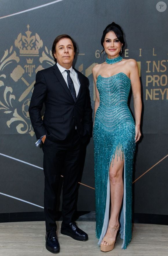 Tom Cavalte e Patrícia Lamounier: ele vestiu um terno preto clássico com camisa branca e gravata pontilhada; ela usou um vestido tomara que caia turquesa todo trabalhado em canutilhos e franjas brilhantes, fenda profunda e gola estilo choker combinando