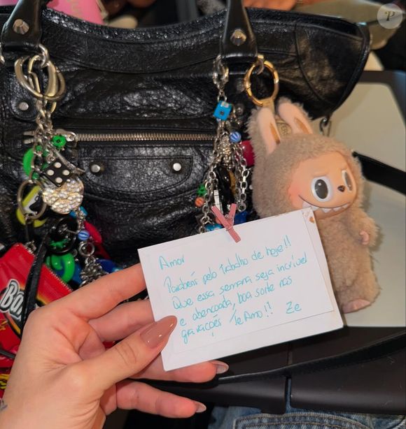 Virgínia mostra Labubu pendurada em bolsa da Balenciaga