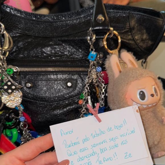Virgínia mostra Labubu pendurada em bolsa da Balenciaga