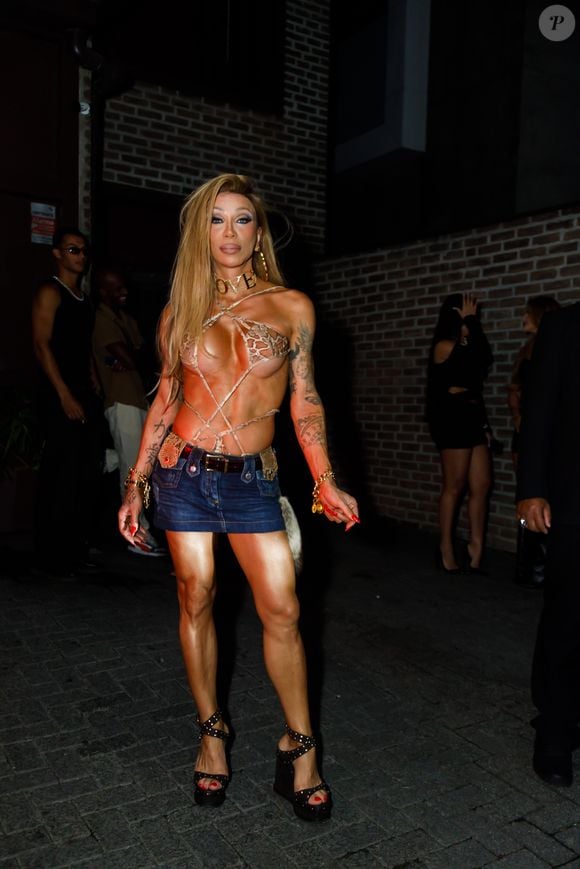 Maya Massafera mostrou sua ousadia com um body tapando apenas o sutiã, combinado com uma saia micro