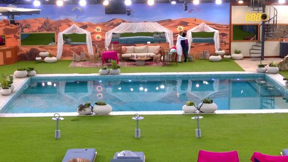 Depois de muito celebrar, Samira abriu o coração para Milena na área externa e disse ter medo de estar cancelada