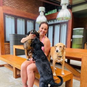 Mãe de pet assumida, Paolla Oliveira conhece bem os benefícios do carinhos nos bichinhos