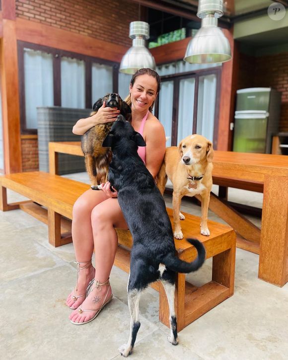 Mãe de pet assumida, Paolla Oliveira conhece bem os benefícios do carinhos nos bichinhos