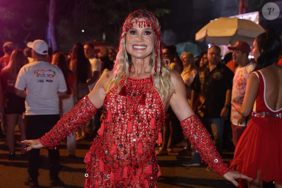 Flávia Alessandra sobre problemas no sono durante a menopausa: ‘Custo a dormir e, quando durmo, de repente, acordo. Isso me quebra’