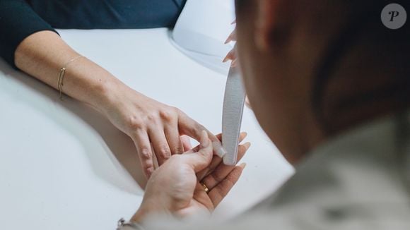 Essa nova moda também está relacionada ao conceito de luxo silencioso, que valoriza a beleza do simples, do discreto e do bem cuidado