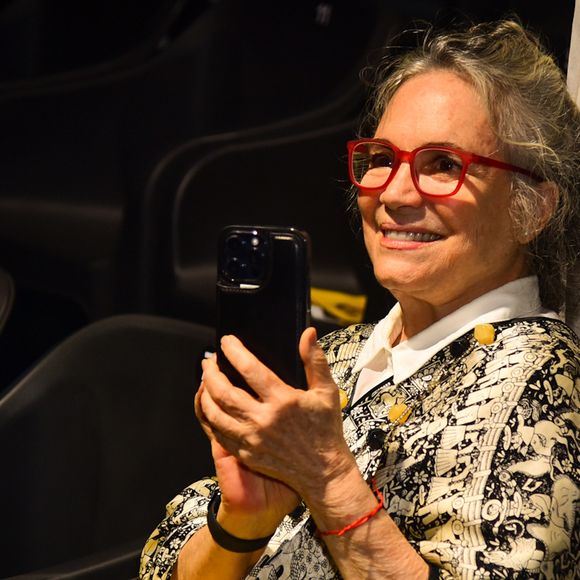 Regina Duarte prestigiou a estreia a filha, Gabriela Duarte, com o monólogo 'O Papel de Parede Amarelo e Eu'