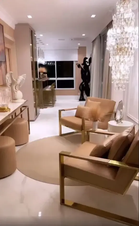 Zezé Di Camargo e a esposa, Graciele Lacerda, residem em um triplex luxuoso localizado em Alphaville, bairro queridinho de famosos milionários