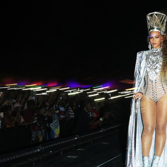 3. Homecoming: A Film by Beyoncé (2019) – Netflix - Este documentário-concerto oferece um olhar íntimo sobre a histórica apresentação de Beyoncé no Coachella 2018. Com direção da própria artista, o filme destaca a cultura das universidades historicamente negras dos EUA e conta com participações de Jay-Z, Solange e Destiny’s Child.