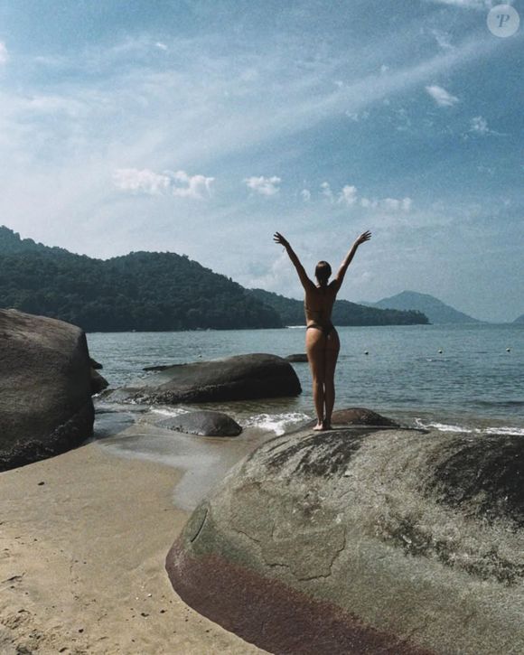 Em dois dos cliques, Isis Valverde destacou seu bumbum, agora mais turbinado com o procedimento estético