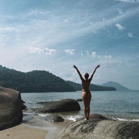 Em dois dos cliques, Isis Valverde destacou seu bumbum, agora mais turbinado com o procedimento estético