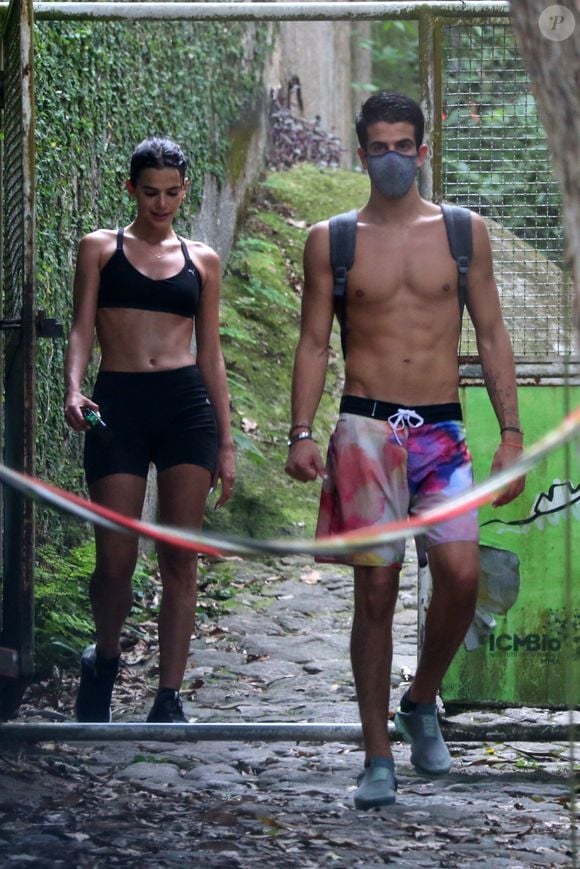 Bruna Marquezine também namorou com Enzo Celulari, mais uma relação que pouco mostrou ao público