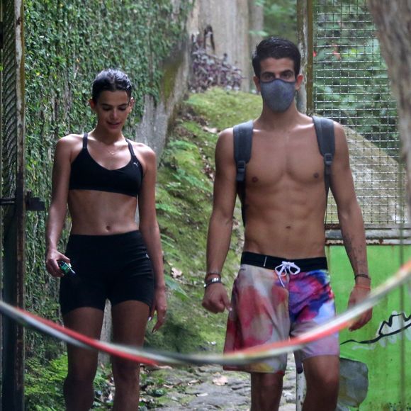 Bruna Marquezine também namorou com Enzo Celulari, mais uma relação que pouco mostrou ao público