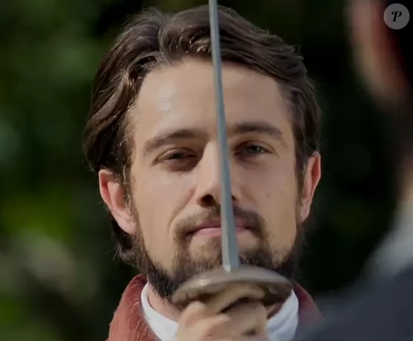 Felipe (Rafael Cardoso) tem conhecimento em luta de esgrima