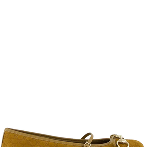 O design de bico quadrado traz um toque contemporâneo, fugindo do formato arredondado clássico