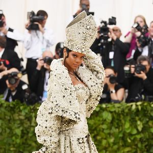 Icônica como “Papa Rihanna”, cantora surge com look religioso fashionista no Met Gala 2018