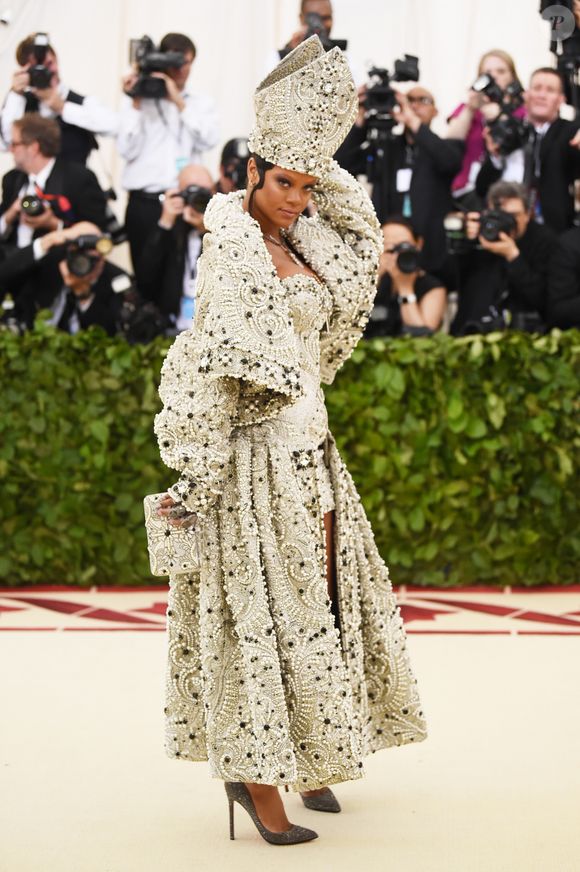 Icônica como “Papa Rihanna”, cantora surge com look religioso fashionista no Met Gala 2018