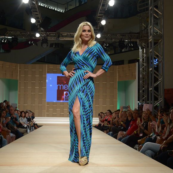 Flávia Alessandra, do signo de Gêmeos, vai ter sorte se repetir um look azul como este da foto