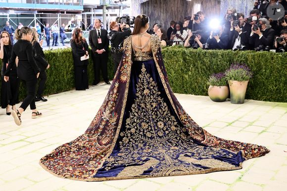 O vestido da bilionária também trouxe um emblema de 'Árvore da Vida' nas costas, feito com latão, cobre e prata