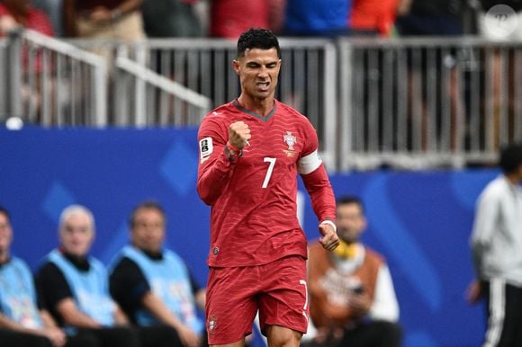 Após uma semana de pressão e questionamentos, Cristiano Ronaldo liderou a vitória de Portugal sobre o Uzbequistão na Copa 2026. O atacante marcou duas vezes e se tornou o primeiro jogador a fazer gols em seis Mundiais