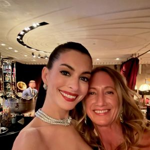 Aos 43 anos, Anne Hathaway treina com a profissional Monique Eastwood, que definiu um método especial para a atriz fazer sem academia