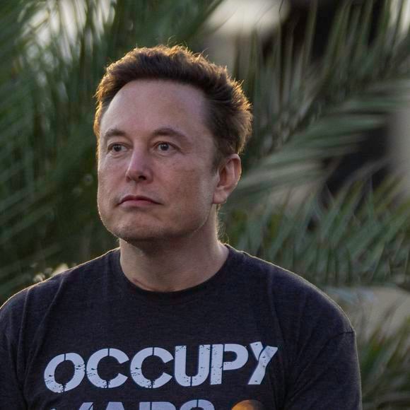 Musk não fundou a Tesla, mas injetou dinheiro quando ninguém acreditava, assumiu a liderança e transformou a empresa em algo muito maior. Além disso, brigou (e venceu) para ser legalmente reconhecido como “cofundador”.