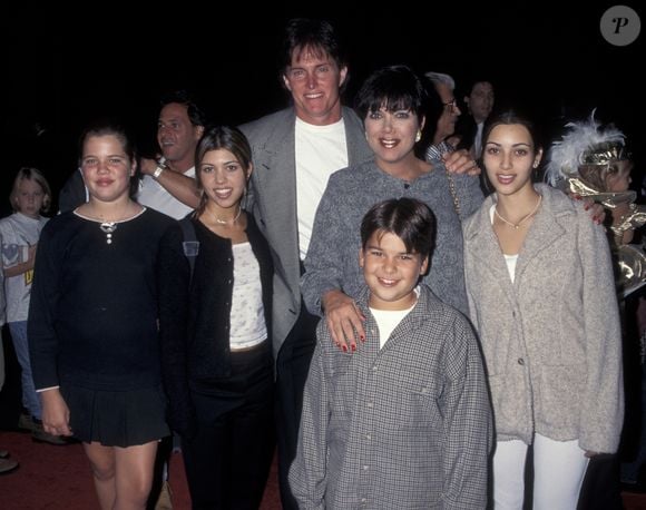 1995: família reunida! Khloe Kardashian, Kourtney Kardashian, Bruce Jenner, Kris Kardashian, Robert Kardashian e Kim Kardashian estão nesta foto