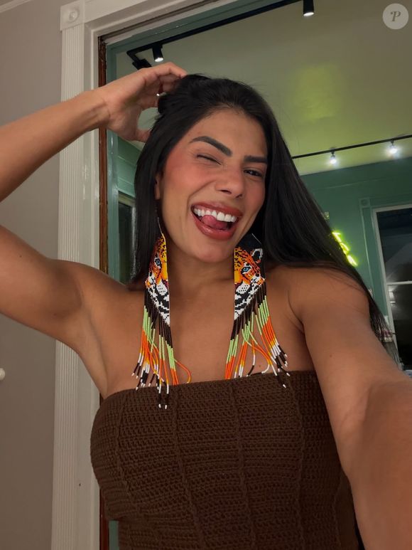 Livia e Marciele são rivais no festival de Parintins, mas também parecem estar de lados opostos na política