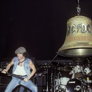 6. AC/DC (1985) - Para a icônica música “Hells Bells”, a banda australiana pediu um sino de duas toneladas. Como a estrutura do palco não suportava o peso real, a organização montou uma réplica em isopor e gesso — e ninguém notou a diferença.