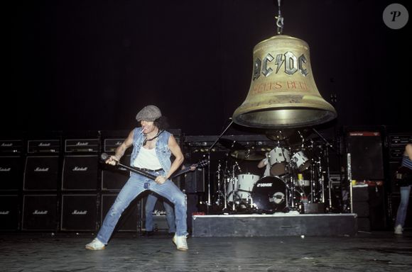 6. AC/DC (1985) - Para a icônica música “Hells Bells”, a banda australiana pediu um sino de duas toneladas. Como a estrutura do palco não suportava o peso real, a organização montou uma réplica em isopor e gesso — e ninguém notou a diferença.