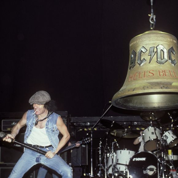 6. AC/DC (1985) - Para a icônica música “Hells Bells”, a banda australiana pediu um sino de duas toneladas. Como a estrutura do palco não suportava o peso real, a organização montou uma réplica em isopor e gesso — e ninguém notou a diferença.