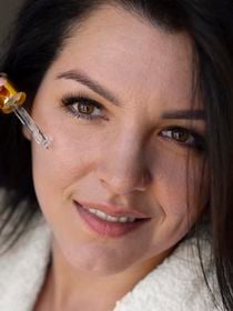 O guia definitivo sobre retinol: qual a porcentagem ideal para você, de acordo com a sua idade, e como incorporá-lo à sua rotina sem causar descamação da pele