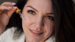 O guia definitivo sobre retinol: qual a porcentagem ideal para você, de acordo com a sua idade, e como incorporá-lo à sua rotina sem causar descamação da pele