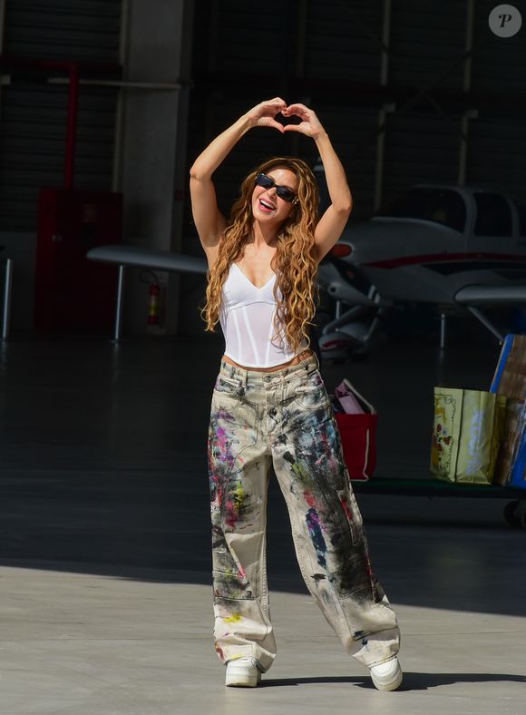 Shakira completou o look com um corset branco no formato de cropped e transparência na região da barriga