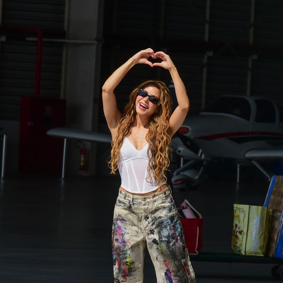 Shakira completou o look com um corset branco no formato de cropped e transparência na região da barriga