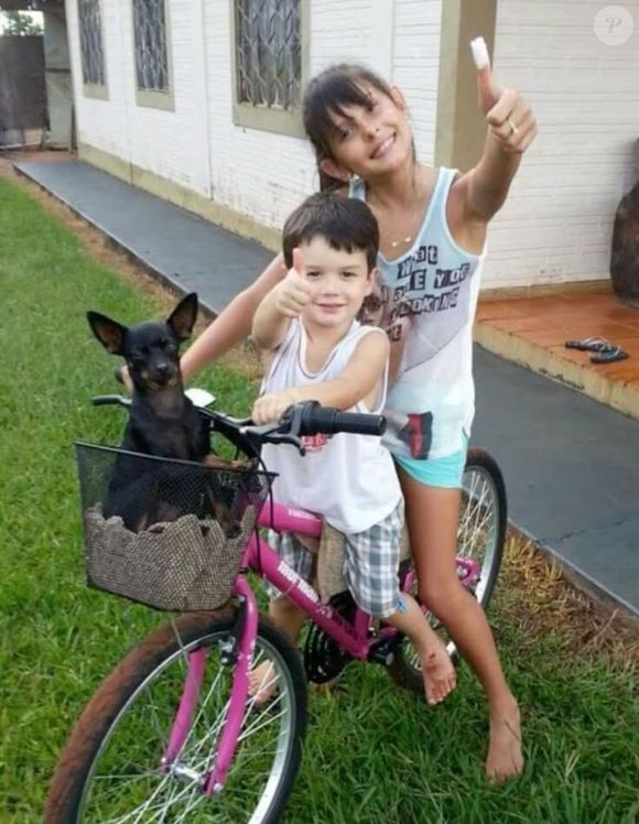 Ana Castela - na foto ainda criança - desabafou: 'Eu não pedi pra nascer assim não'