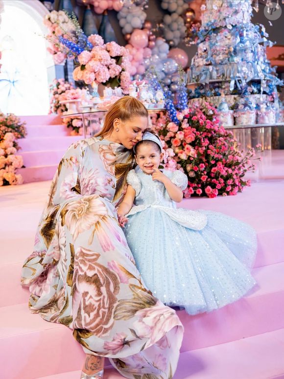 Virgínia Fonseca brilha no aniversário da filha Maria Flor com vestido floral de marca 100% brasileira que une romantismo e elegância.