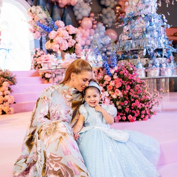 Virgínia Fonseca brilha no aniversário da filha Maria Flor com vestido floral de marca 100% brasileira que une romantismo e elegância.