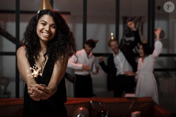 Confraternizações corporativas continuam sendo parte do ambiente de trabalho. Saiba como postura, conversas e moderação podem transformar a festa da empresa em uma oportunidade profissional