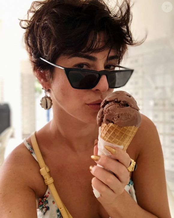 Após alguns meses com madeixas platinadas na altura dos ombros, a musa voltou ao tom castanho e adotou o corte pixie, curtinho com franja lateral