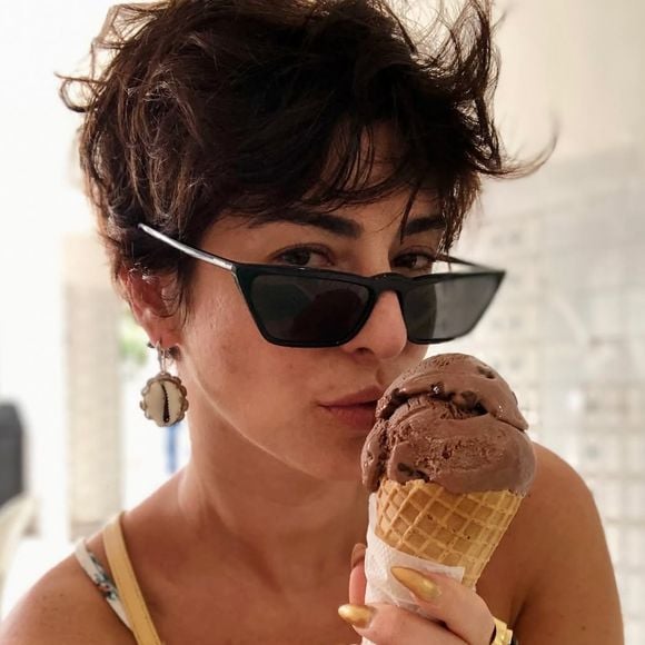 Após alguns meses com madeixas platinadas na altura dos ombros, a musa voltou ao tom castanho e adotou o corte pixie, curtinho com franja lateral