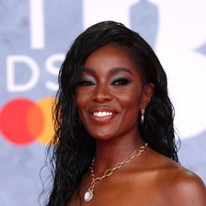 As sombras cintilantes em tons claros — como o branco perolado ou o prata — são o novo must