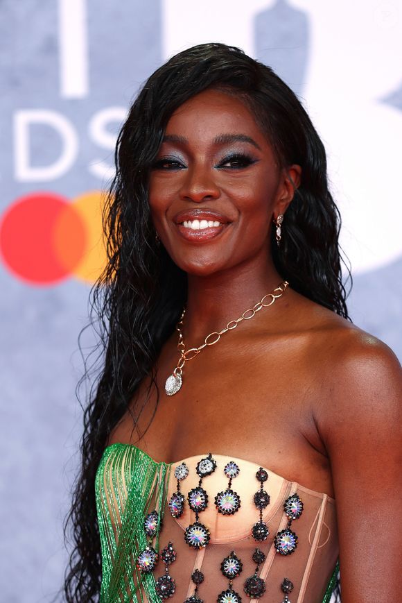 As sombras cintilantes em tons claros — como o branco perolado ou o prata — são o novo must