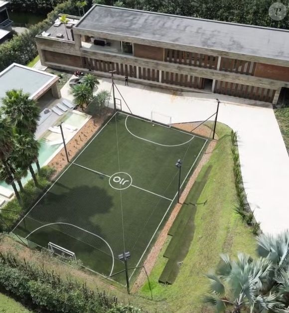 Campo personalizado com 'J10' estava na mansão de James Rodríguez