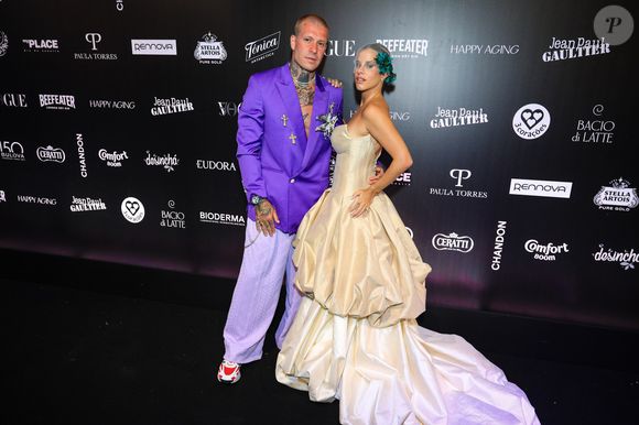 O casal Matheus Verdelho e Shantal combinou tons de roxo e lilás em looks expressivos
